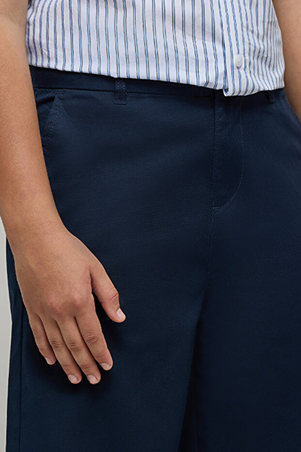 شورتات للأولاد باللون الأزرق الداكن سادة مع إغلاق بأزرار - 4