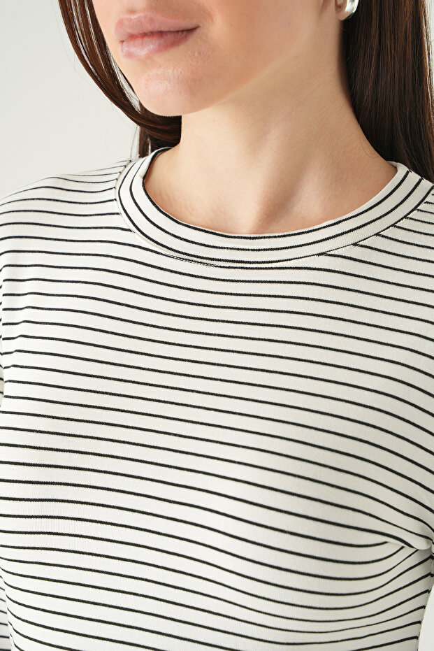 8375A قميص بياقة دائرية مخطط باللون الأبيض - 4