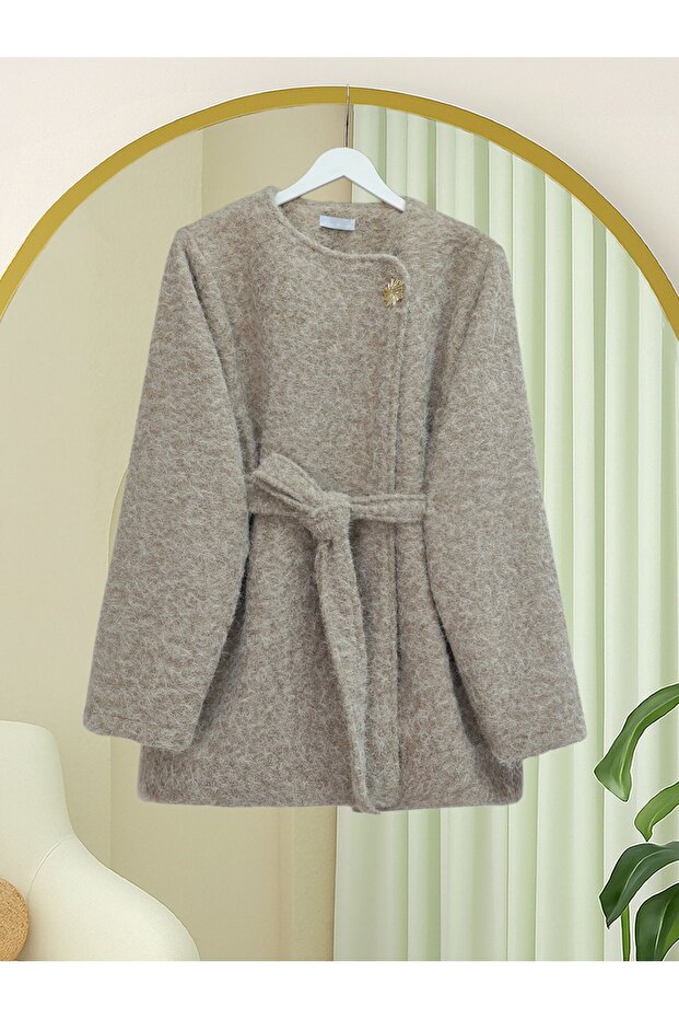 قبعة بزر واحد مبطنة وحزام وحافة مزينة - لون بيج - 3