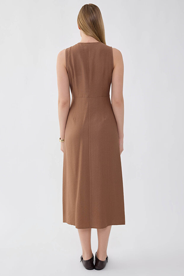 فستان بأزرار على شكل حرف V - 5