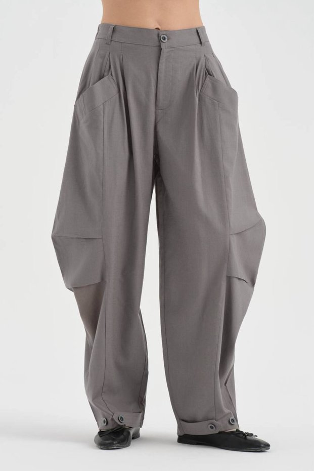 Women's Balloon Fit Design Trousers with Pleated Detail on the Front