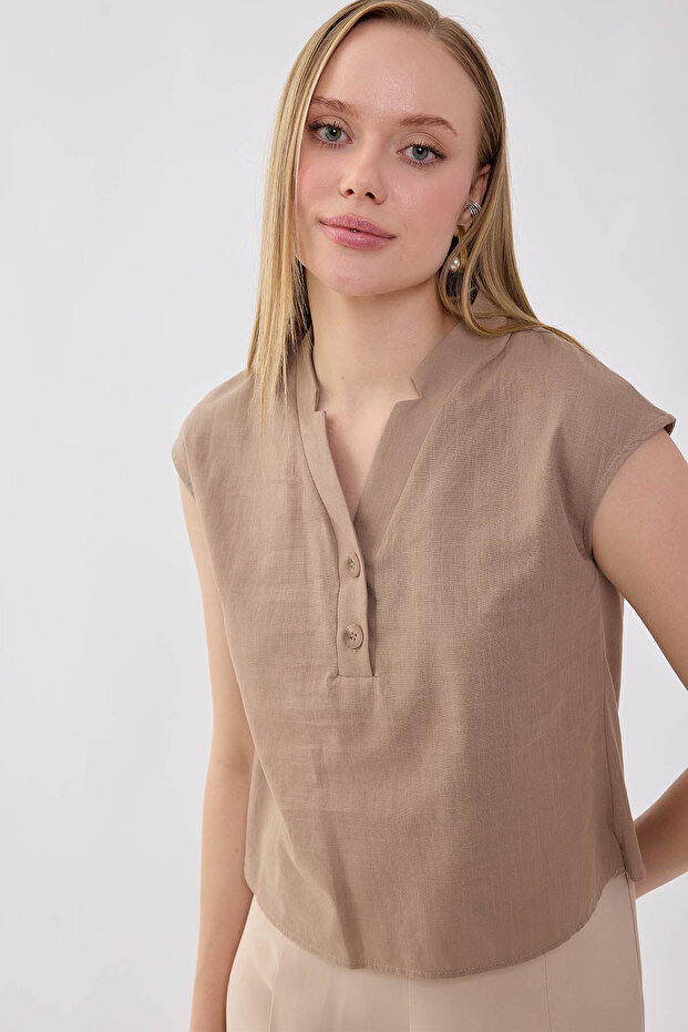 بلوزة من الكتان الفيسكون بياقة على شكل حرف V وأزرار أمامية - 5