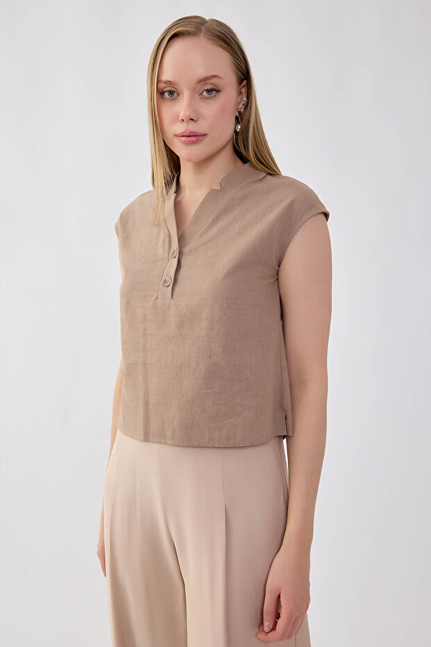 بلوزة من الكتان الفيسكون بياقة على شكل حرف V وأزرار أمامية - 3