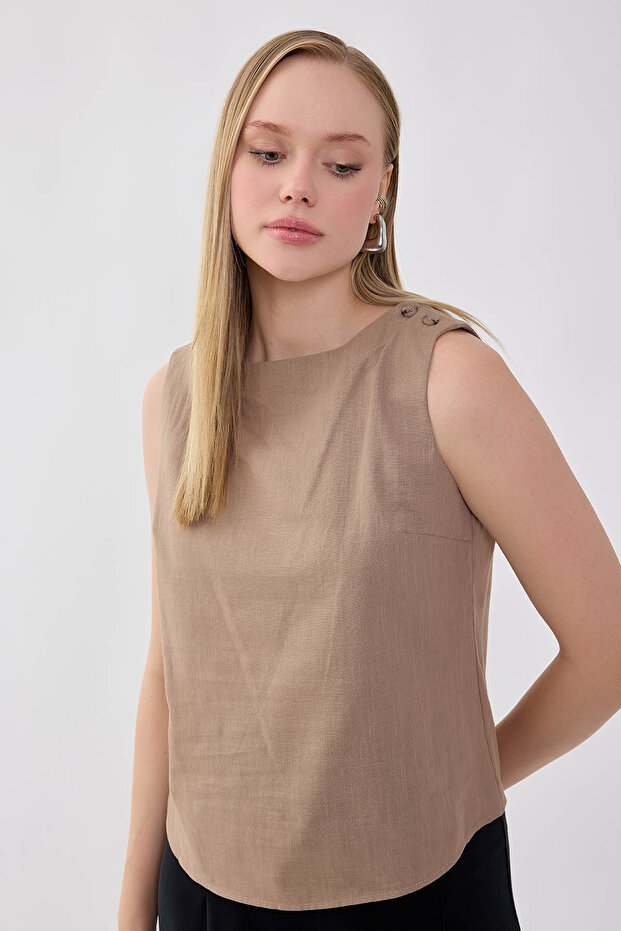 بلوزة من الكتان والفسكوز بأزرار على الكتف - 2