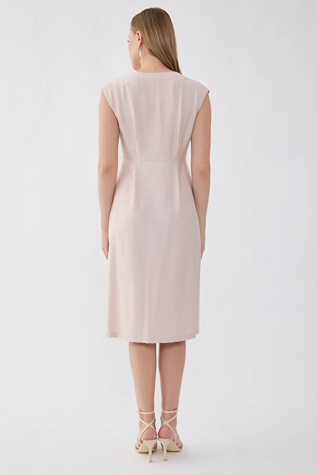 فستان بياقة على شكل حرف V وأزرار - 5