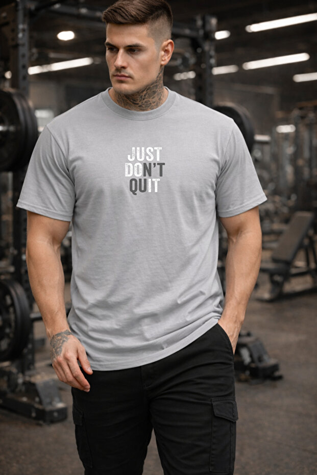 تي شيرت رمادي اللون مصنوع من القطن بنسبة 100% بتصميم JUSTDONTQUIT