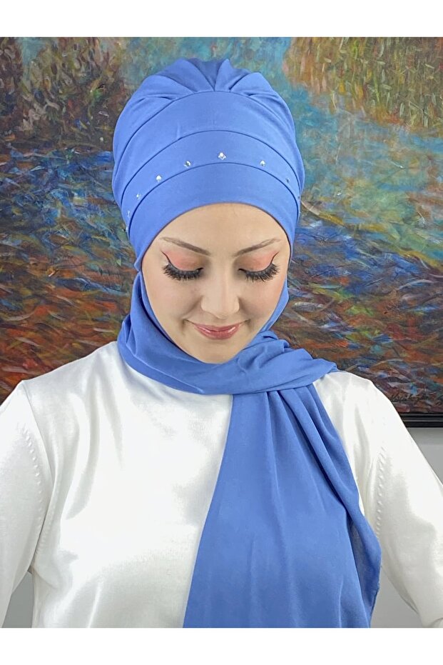 قبعة بيضاء مزينة بالأحجار الكريمة