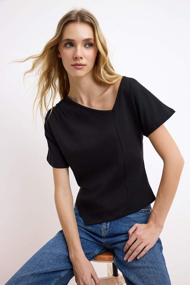 Siyah Regular/Normal Kalıp Asimetrik Yaka Büzgülü Pamuklu Esnek Örme T-shirt TWOSS26TS00059 - 1