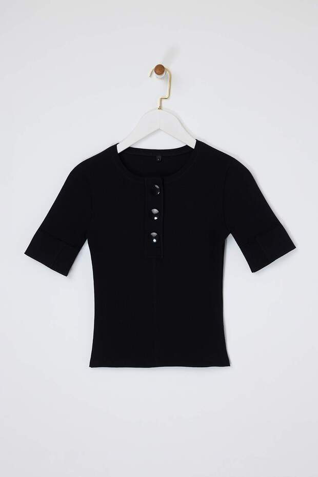 Limited Edition Siyah Vücuda Oturan Kısa Kollu Düğmeli Fitilli Esnek Örme Bluz TWOSS26BZ00473 - 5