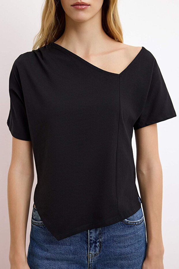 Siyah Regular/Normal Kalıp Asimetrik Yaka Büzgülü Pamuklu Esnek Örme T-shirt TWOSS26TS00059 - 3