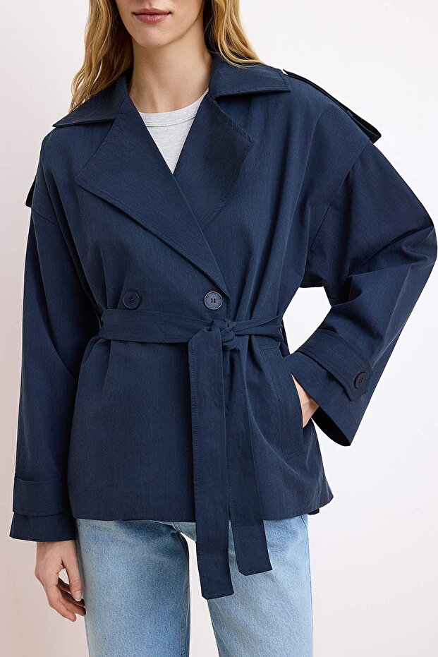 Lacivert Yumuşak Tuşeli Kemerli Oversize Kruvaze Kapama Midi Trençkot TWOSS26TR00007 - 3