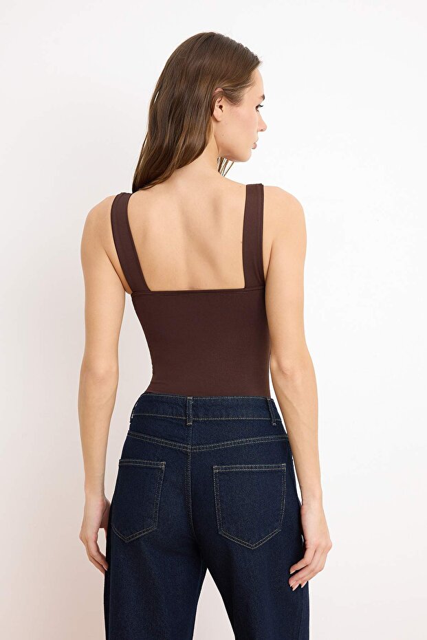 Koyu Kahverengi Fitted/Vücuda Oturan Sırtı Detaylı Kare Yaka Çıtçıtlı Esnek Örme Body TWOSS24BD00026 - 4