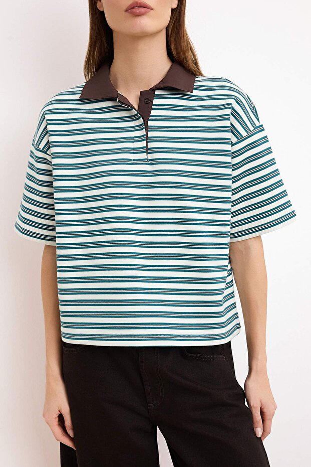 Yeşil Çizgili Oversize Kalıp Polo Yaka Dokuma Detaylı Tok İnterlok Örme T-Shirt TWOSS26TS00030 - 7