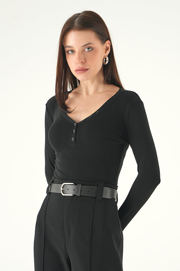 8299A قميص بادي أسود بياقة على شكل حرف V وأزرار - 7