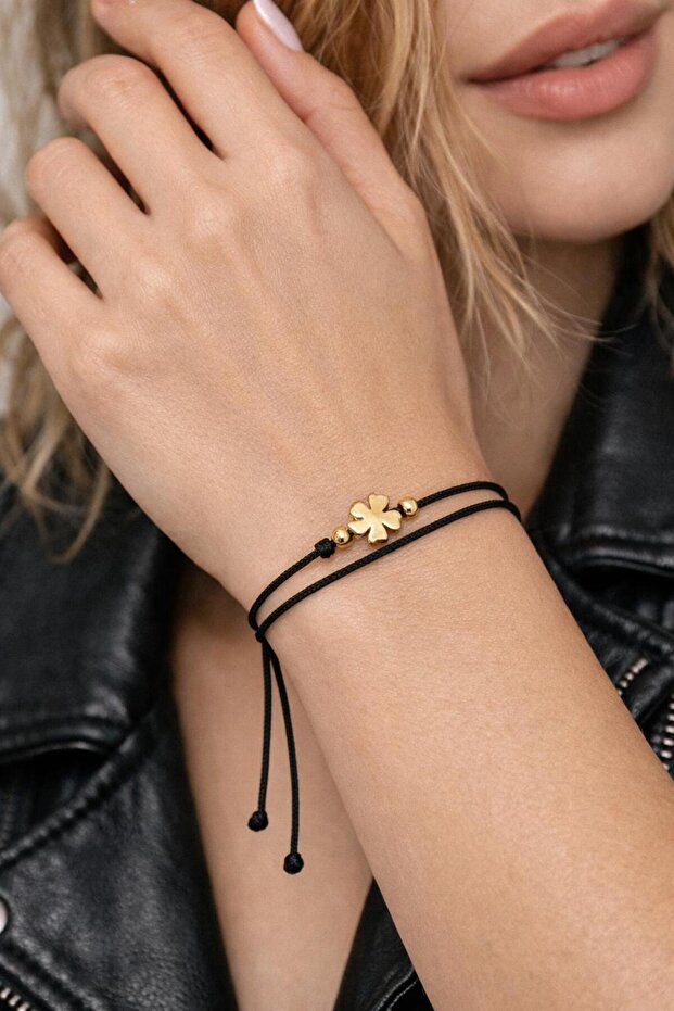 🍀 Black String Lucky Bracelet with Clover Figure – Minimal & Elegant Design