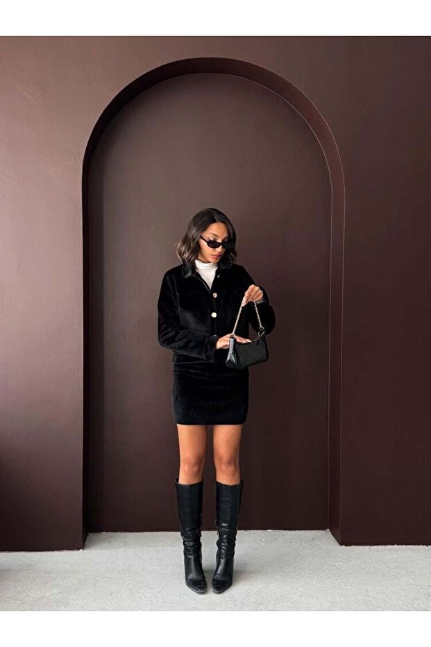 معطف قصير من القطيفة بأزرار باللون الأسود - 3