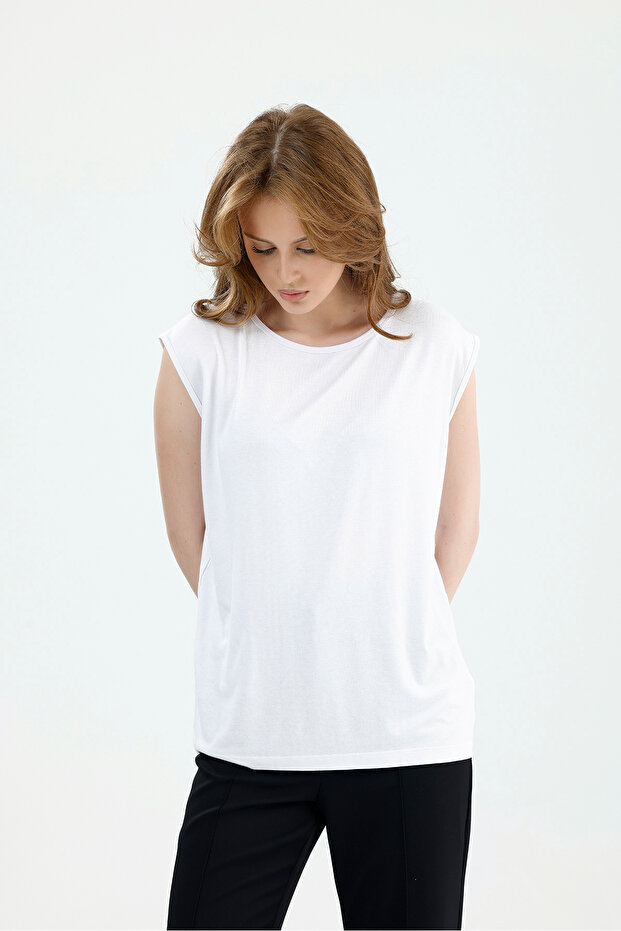 قميص داخلي أبيض أساسي بدون أكمام - 5
