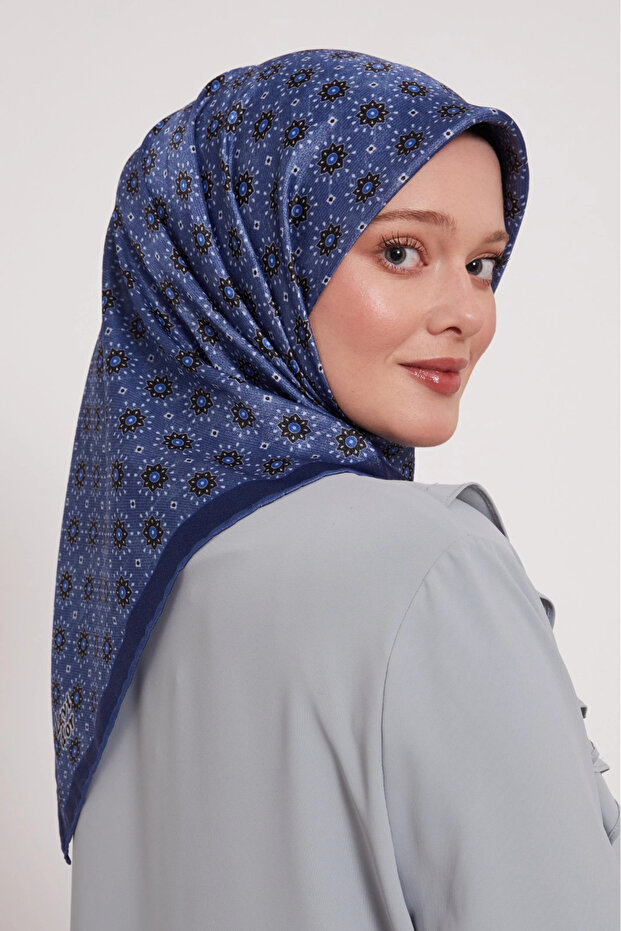 وشاح كريستال D2 باللون الأزرق النيلي