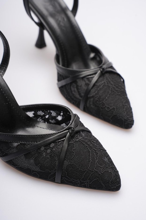 Lace-Detail Women's Heeled Shoes That Attracts All Attention With Its Hope Beauty