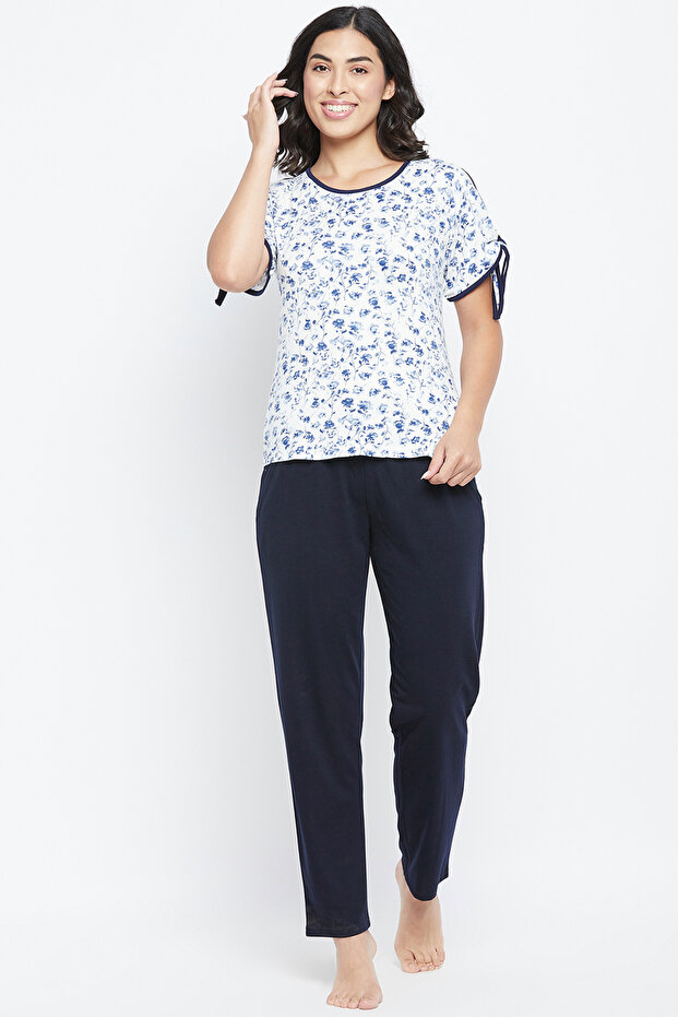 طقم بيجاما أبيض سادة مع بلوزة بنقشة زهور - 3