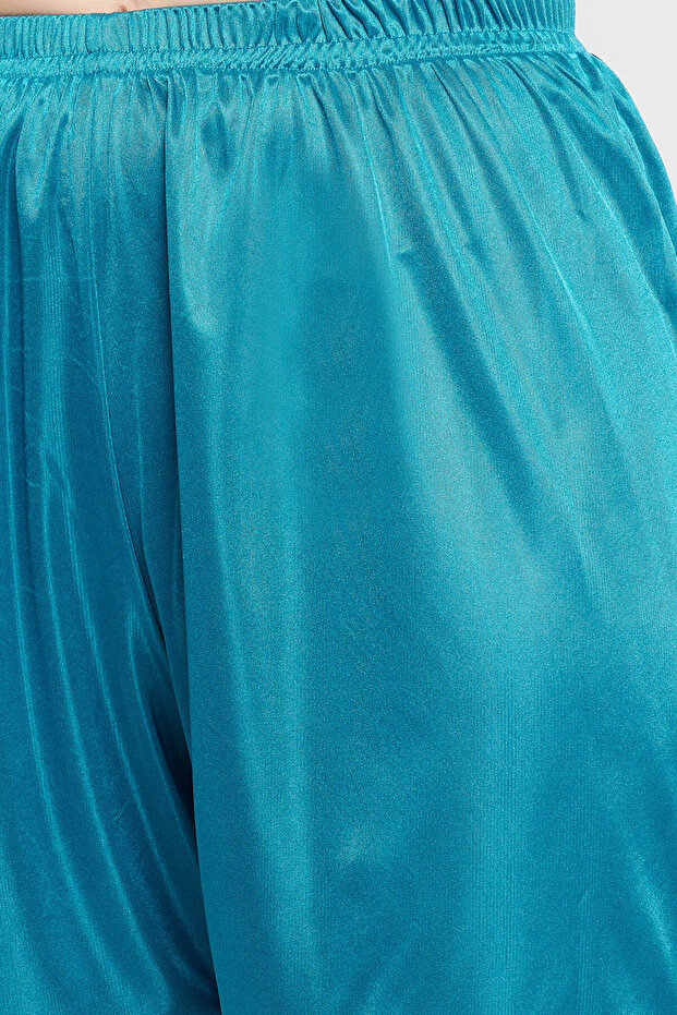 طقم أنيق من بلوزة كامي وشورت باللون الأزرق السماوي - ساتان - 6