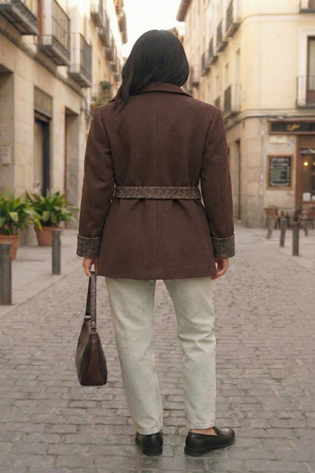 سترة بليزر بقصة عادية وأكمام وحزام مزين بنقشة الفهد - 7