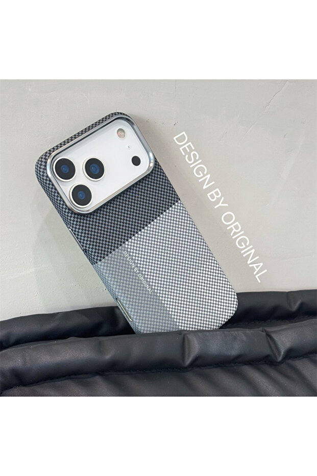 جراب رمادي اللون بنمط ألياف الكربون لهاتف iPhone 17 Pro، مزود بخاصية الشحن اللاسلكي المغناطيسي Magsafe.