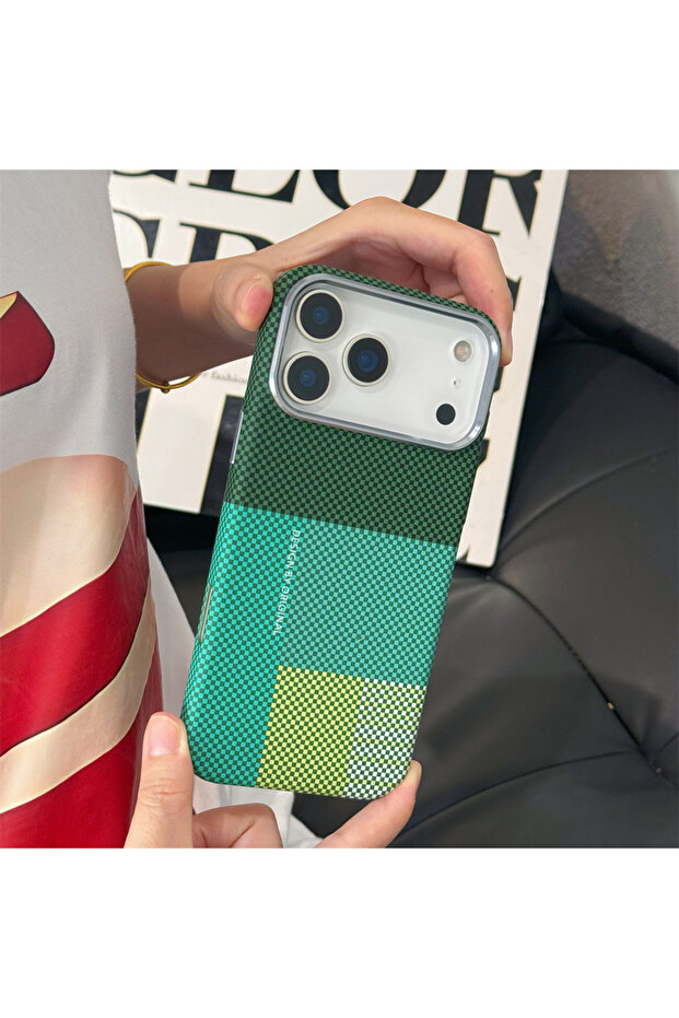 جراب iPhone 17 Pro Max أخضر اللون، مزود بخاصية الشحن اللاسلكي المغناطيسي Magsafe، بتصميم من ألياف الكربون.