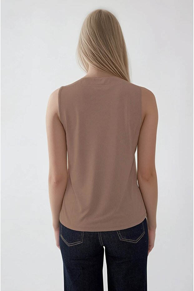 بلوزة برقبة على شكل حرف V بدون أكمام - 4