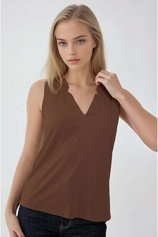 بلوزة برقبة على شكل حرف V بدون أكمام - 3