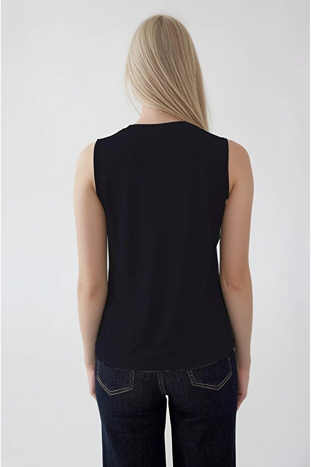 بلوزة برقبة على شكل حرف V بدون أكمام - 4