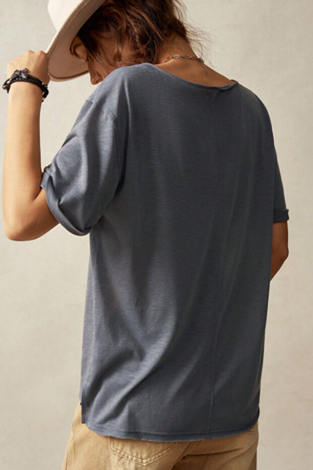 Kadın Antrasit Oversize-Salaş V Yaka Basic Tişört - 6