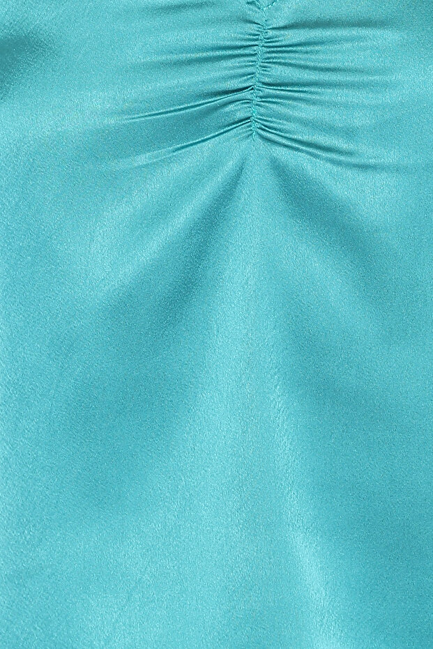 طقم أنيق من بلوزة قصيرة وسروال قصير باللون الأزرق الفاتح - ساتان - 6