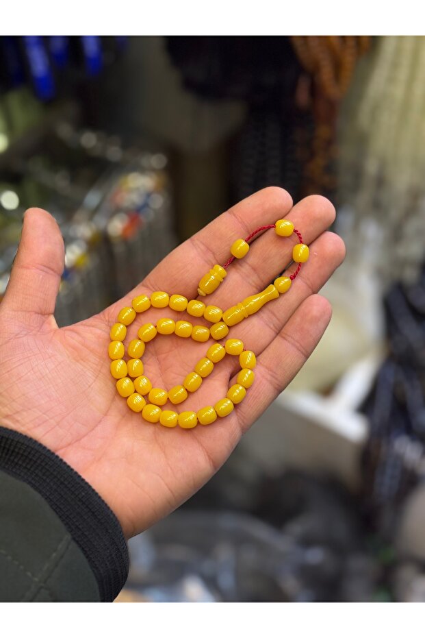 سبحة كاتالين باغا النازفة بالدم بطول الكاحل