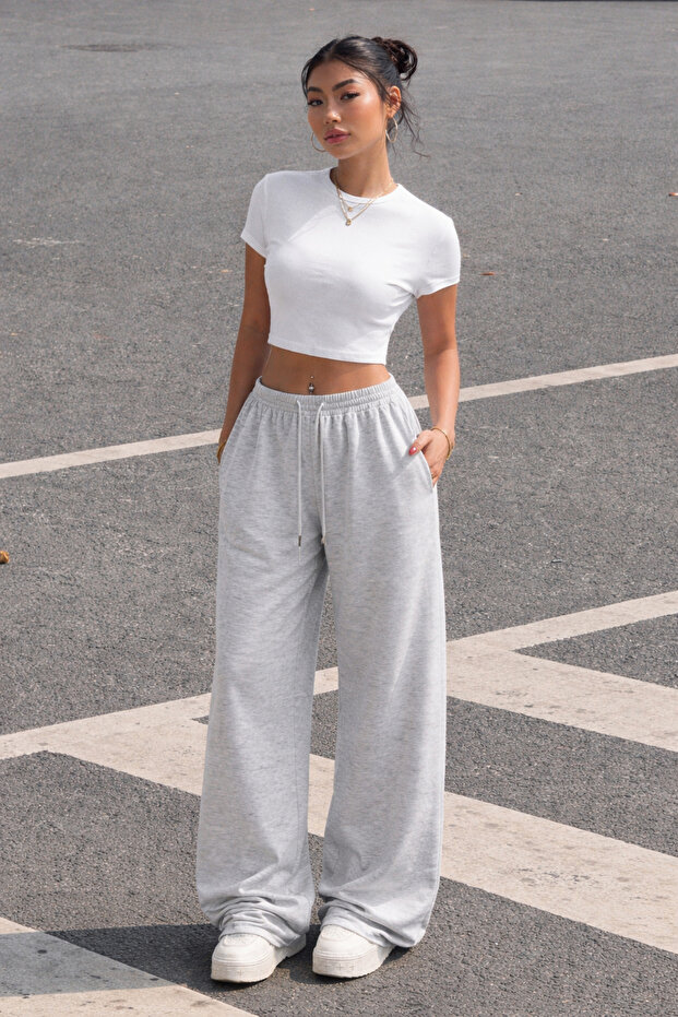 Women's Unprinted Basic Over-The-Hip Baby Tee Crop and Baggy Sweatpants - Two-Piece Sweat Suit
