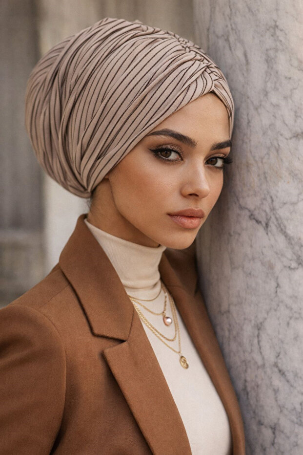 قبعة بيضاء مخططة وفضفاضة