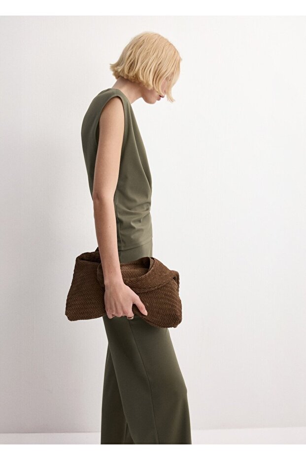 Büzgü detaylı tişört - 6