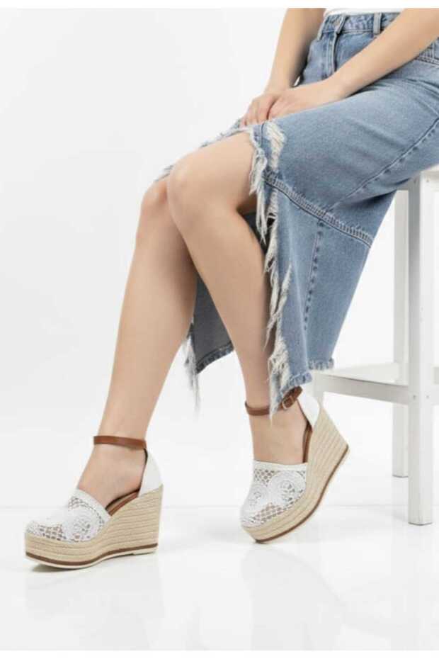 White Woven Sandals with Wedge Heels_6322