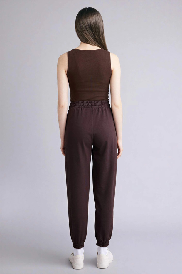 H0284AXBN340 بنطال رياضي أساسي باللون البني - 6