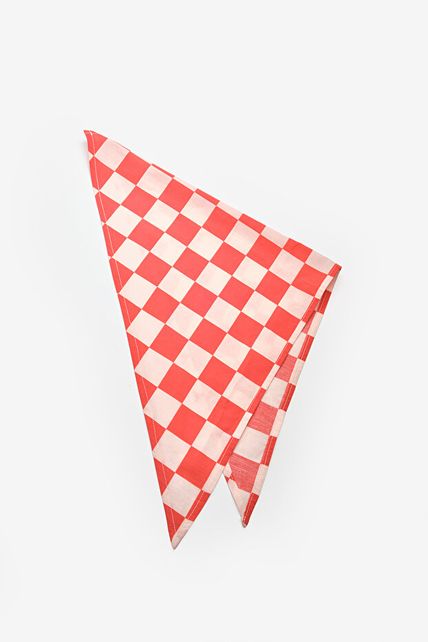 وشاح مثلث للأطفال بنمط مربعات حمراء - 3