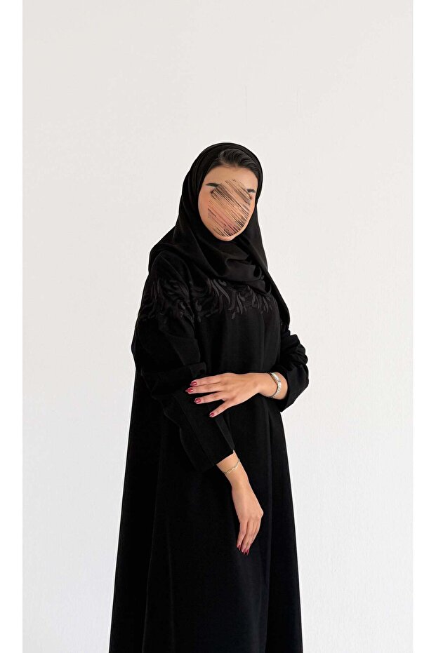 MWT1014 - عباية مع تطريز اسود