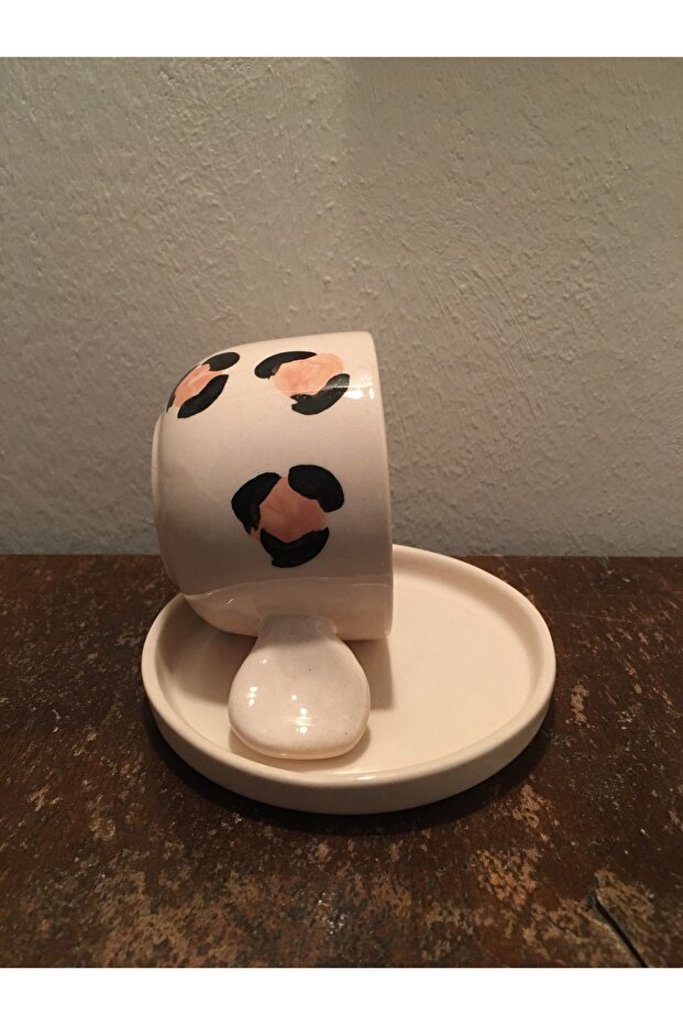 فنجان قهوة مصنوع يدويًا من السيراميك بنمط الفهد - 3