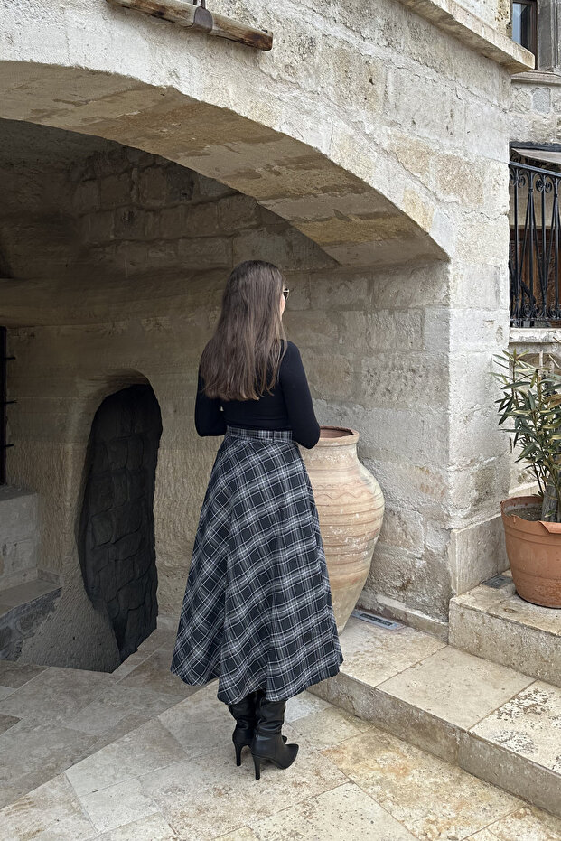 تنورة منقوشة بأزرار وحزام - 8