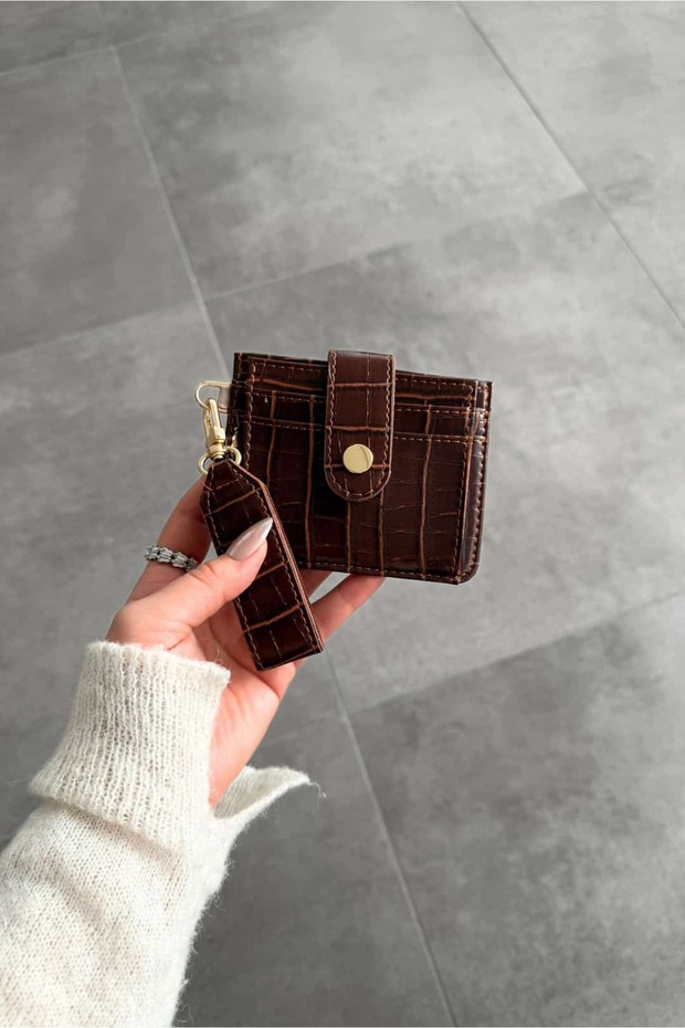 Crocodile Patterned Velina Tan Minimal Wallet with Keychain and Card Holder Detail