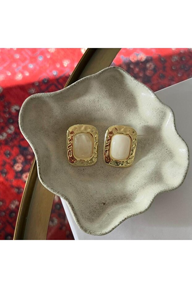 أقراط صوفيا البيضاء