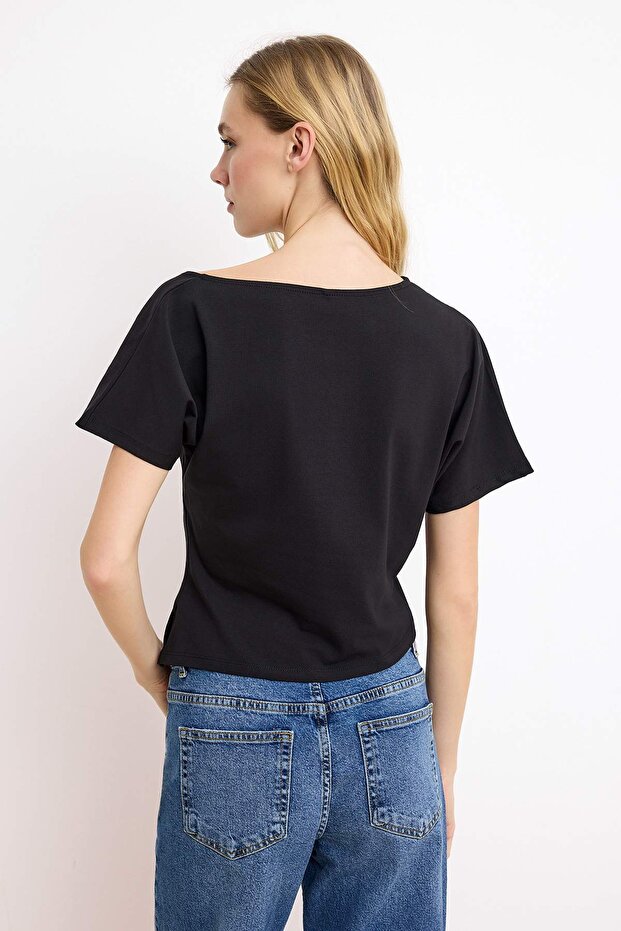 Siyah Regular/Normal Kalıp Asimetrik Yaka Büzgülü Pamuklu Esnek Örme T-shirt TWOSS26TS00059 - 4