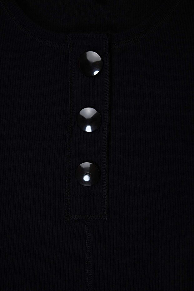 Limited Edition Siyah Vücuda Oturan Kısa Kollu Düğmeli Fitilli Esnek Örme Bluz TWOSS26BZ00473 - 7