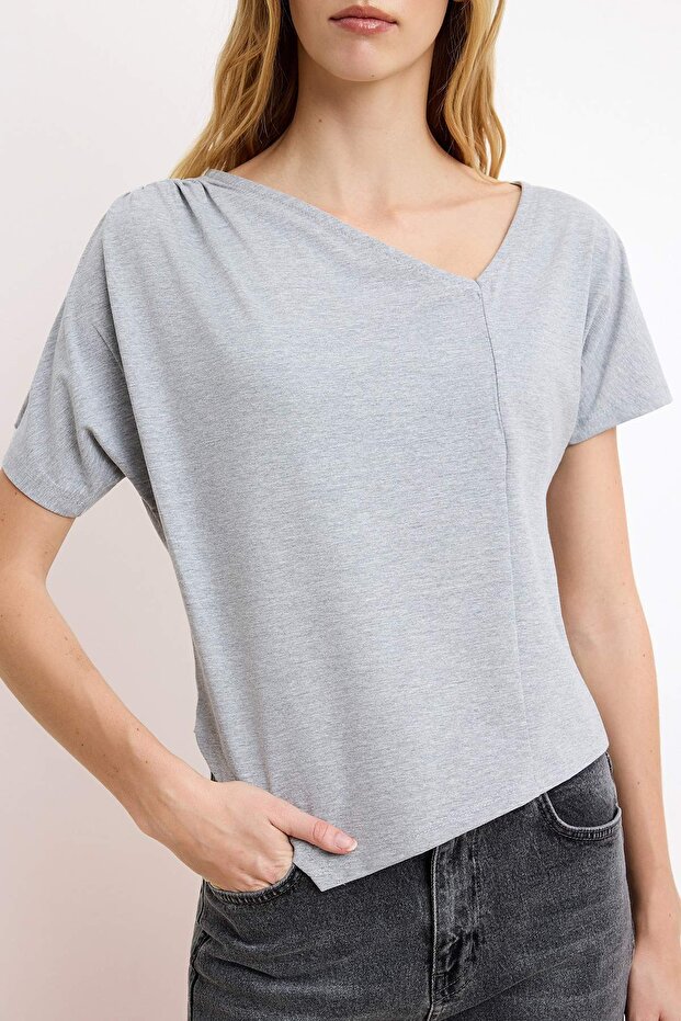 Gri Melanj Regular/Normal Kalıp Asimetrik Yaka Büzgülü Pamuklu Esnek Örme T-shirt TWOSS26TS00059 - 3