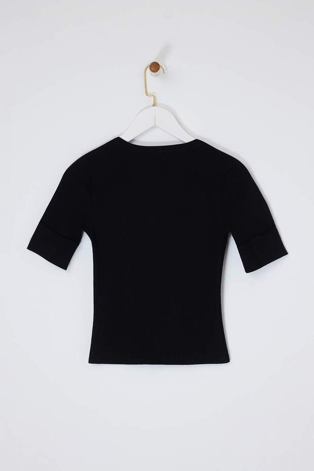 Limited Edition Siyah Vücuda Oturan Kısa Kollu Düğmeli Fitilli Esnek Örme Bluz TWOSS26BZ00473 - 6