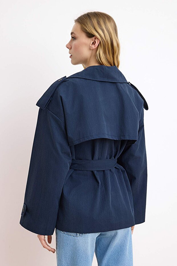 Lacivert Yumuşak Tuşeli Kemerli Oversize Kruvaze Kapama Midi Trençkot TWOSS26TR00007 - 4